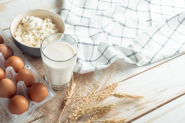 Νεκρή Φύση Γαλακτοκομικά Προϊόντα Γάλα Αυγά Ψωμί — Φωτογραφία Αρχείου