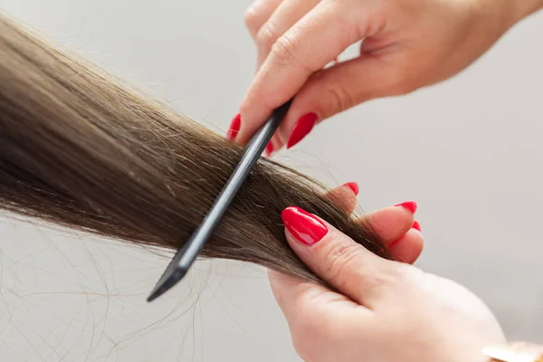 Mulher Faz Corte Cabelo — Fotografia de Stock