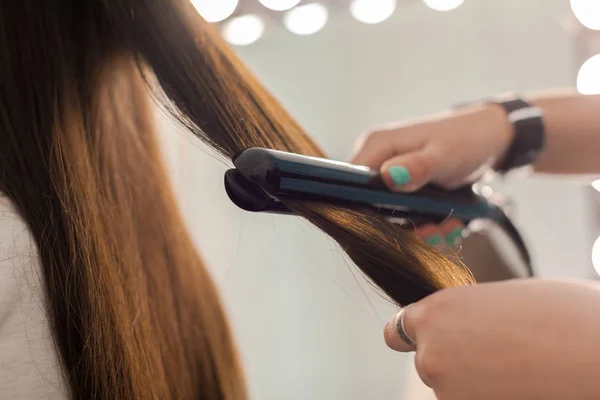 Cabeleireiro Faz Estilo Cabelo Mulher — Fotografia de Stock