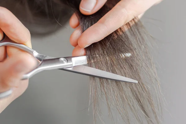 Mulher Faz Corte Cabelo — Fotografia de Stock