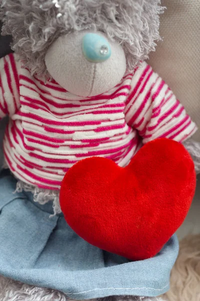 Κόκκινη Καρδιά Αρκουδάκι Γκρο Πλαν Ημέρα Του Αγίου Βαλεντίνου Ημέρα — Φωτογραφία Αρχείου