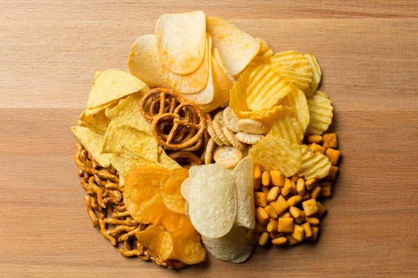 Snacks Salados Pretzels Patatas Fritas Galletas Saladas Cerca — Foto de Stock