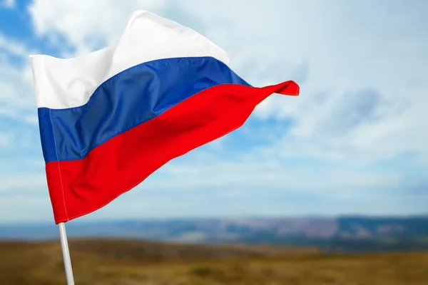 Bandera Rusa Contra Cielo Azul —  Fotos de Stock