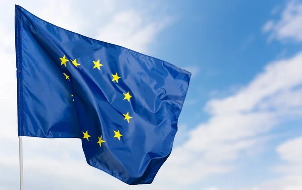 欧洲国旗在蓝天背景下 — 图库照片