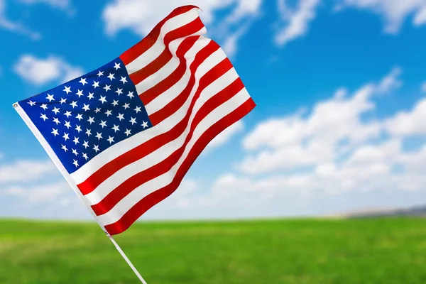 Bandera Americana Contra Cielo Azul —  Fotos de Stock