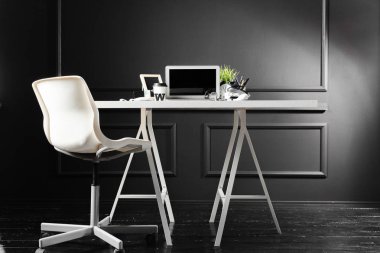 Ofis deri resepsiyon masası bilgisayar ve sarf malzemeleri