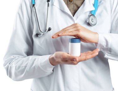 Bir hap tutan kadın doktor. Beyaz izole.