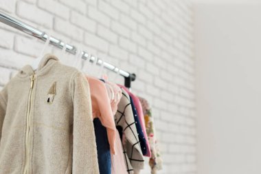 Çocuk giysileri arka plan üzerinde Kapat