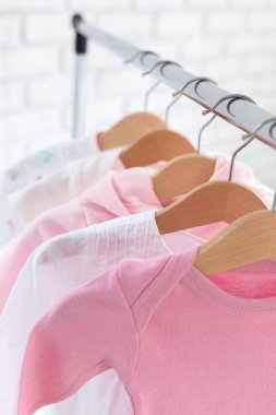 Çocuk giysileri arka plan üzerinde Kapat