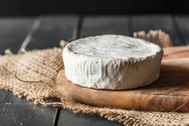 Tahta masadaki taze peynir.