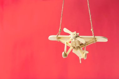 oyuncak uçak yakın çekim