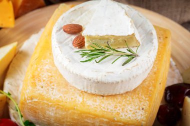 ahşap masa üzerinde peynir yakın çekim