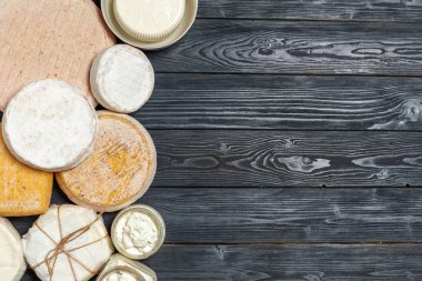 Ahşap masa üzerinde peynir karışımı