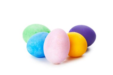 Beyaz arka plan üzerinde izole renkli yumurta