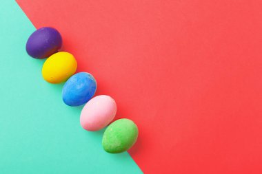 Renk arka plan üzerinde renkli yumurta