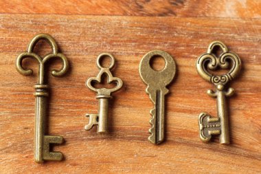 Ahşap masa üzerinde eski anahtar