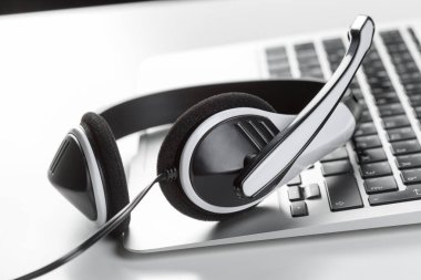 Merkezi Destek kavramı ara. klavye bilgisayar dizüstü bilgisayarda kulaklık