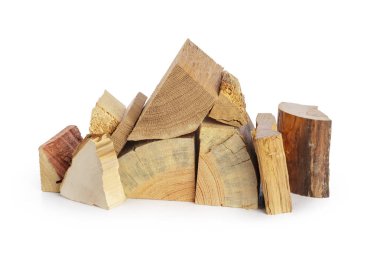 Beyaz arka planda izole edilmiş yakacak odun yığını
