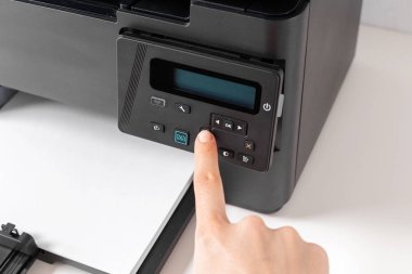 İşyeri masada yazıcıda 