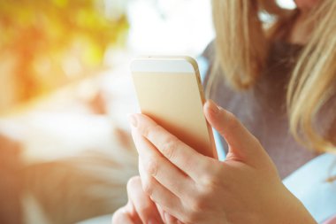 Akıllı telefon mesaj yaz yazarak kadın