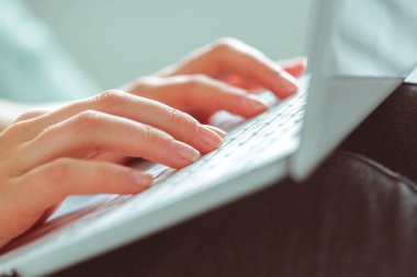 Dizüstü bilgisayar kullanan genç kadın