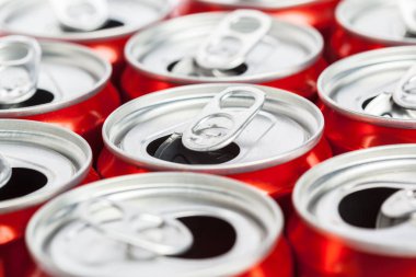 Ve boş kırmızı yeniden işleyip kullanı teneke yakın çekim