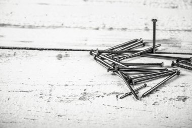 Ahşap arka plan üzerinde demir çivi