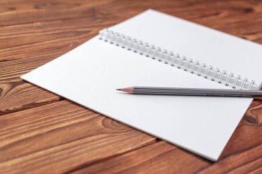 Ofis resepsiyon masa üstü görünümü. Ahşap masa boş sayfaları ile not etmek