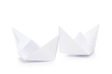 Kağıt gemi üzerinde beyaz izole