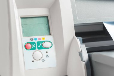 Masanın üzerine yazıcı