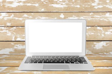 Masada boş ekran olan dizüstü bilgisayar