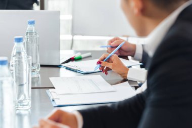 Birlikte konferans masada çalışan iş adamları