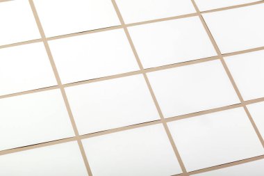 Bej renkli bir arka plan üzerinde boş kağıt parçaları için alay et