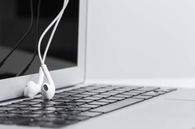 Müzik konsepti - kulaklık dizüstü bilgisayar üzerinde