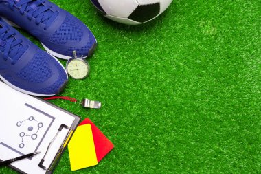 Topu ve futbol ayakkabıları