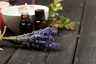 Lavanta, otlar, kozmetik ve karanlık masada tuz aromatik bileşimi 