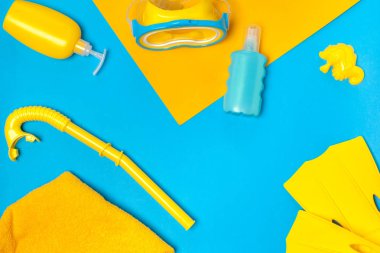 Plastik oyuncak ve snorkling ekipman bir plaj temel kompozisyon üstten görünüm