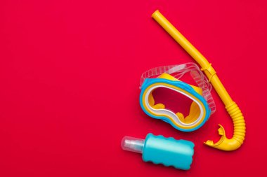 Maske şnorkel, palet canlı bir arka plan üzerinde