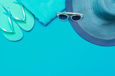 Beachwear ve aksesuarları renk arka plan üzerinde