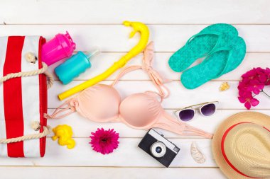 Beachwear ve aksesuarları renk arka plan üzerinde
