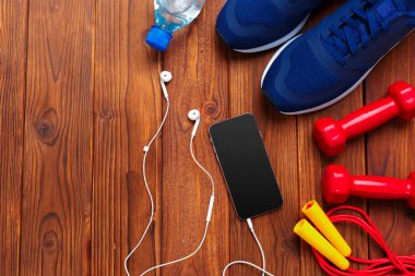 Fitness kavramı ile spor ayakkabı, halter