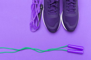 Mor zemin üzerine mor sportif spor ayakkabı