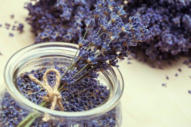 Masaya kurutulmuş lavanta çiçek