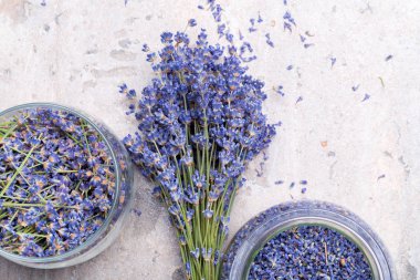 Masaya kurutulmuş lavanta çiçek