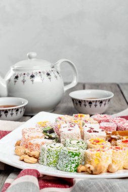 ahşap masa Türk sweets ile plaka