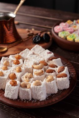 ahşap masa Türk sweets ile plakalar