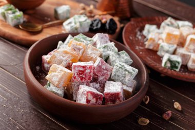 ahşap masa Türk sweets ile plakalar