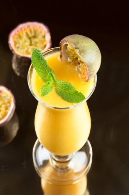 siyah arka plan üzerine tutku meyve suyu