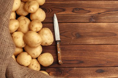 Ahşap kurullarında yalan patates yığını