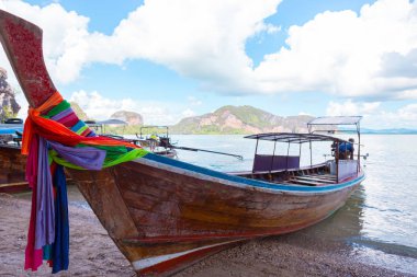 Sahilde ahşap tekne gündüz yakın çekim 
